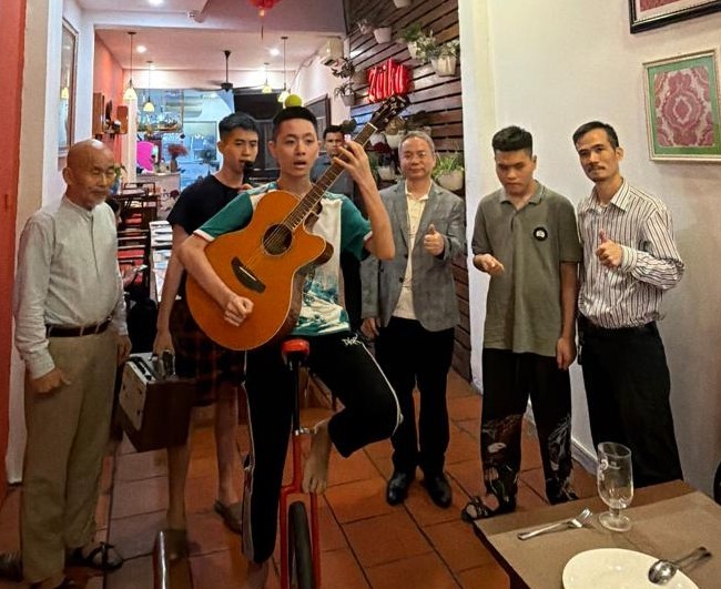 Tham t&aacute;n Đại sứ qu&aacute;n Ấn Độ tới thăm & tặng qu&agrave; c&aacute;c bạn trẻ tự kỷ Trung t&acirc;m T&acirc;m Việt